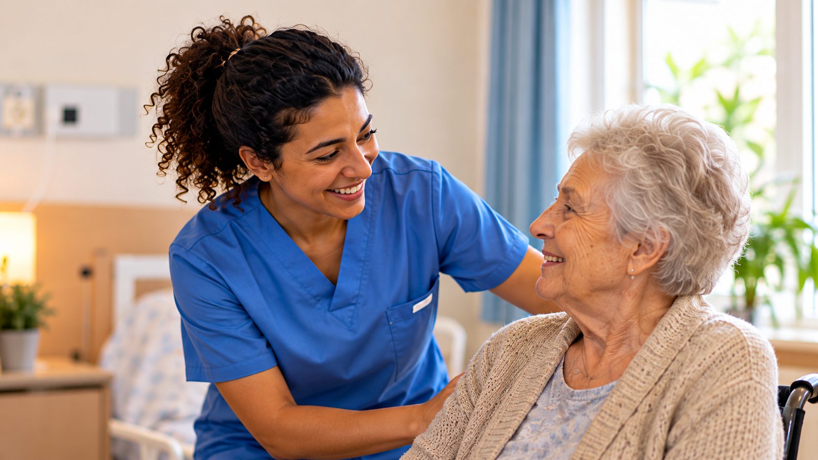 Pflegekraft im Gespräch mit einer Seniorin